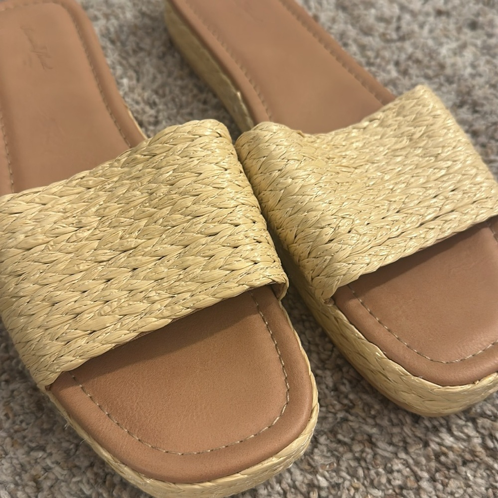 Universal Thread Raffia Sandals | Size 10 - Picture 4 of 4